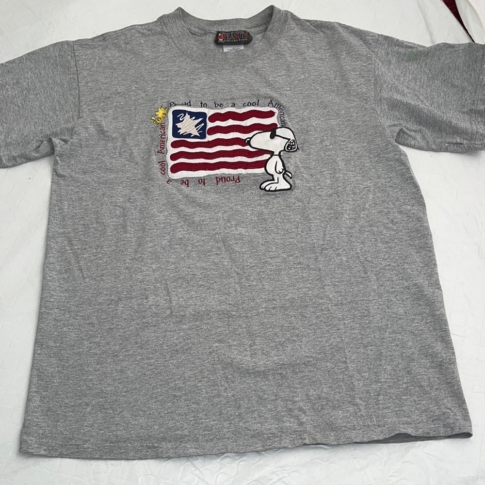 Peanuts Snoopy and flag gray short sleeve crew neck t-shirt